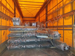 упакованные стеклопластиковые формы в машине