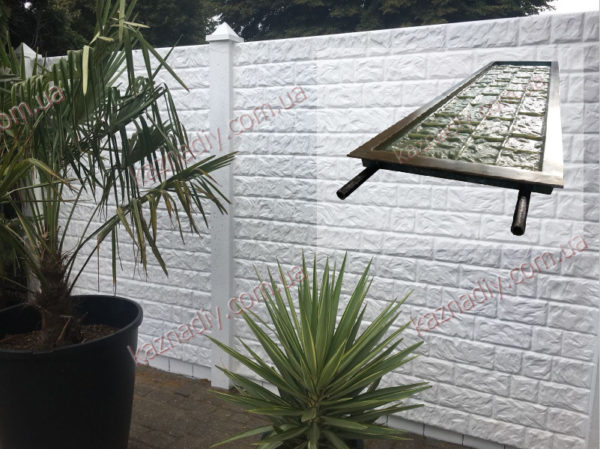 Стеклопластиковая форма и бетонный забор